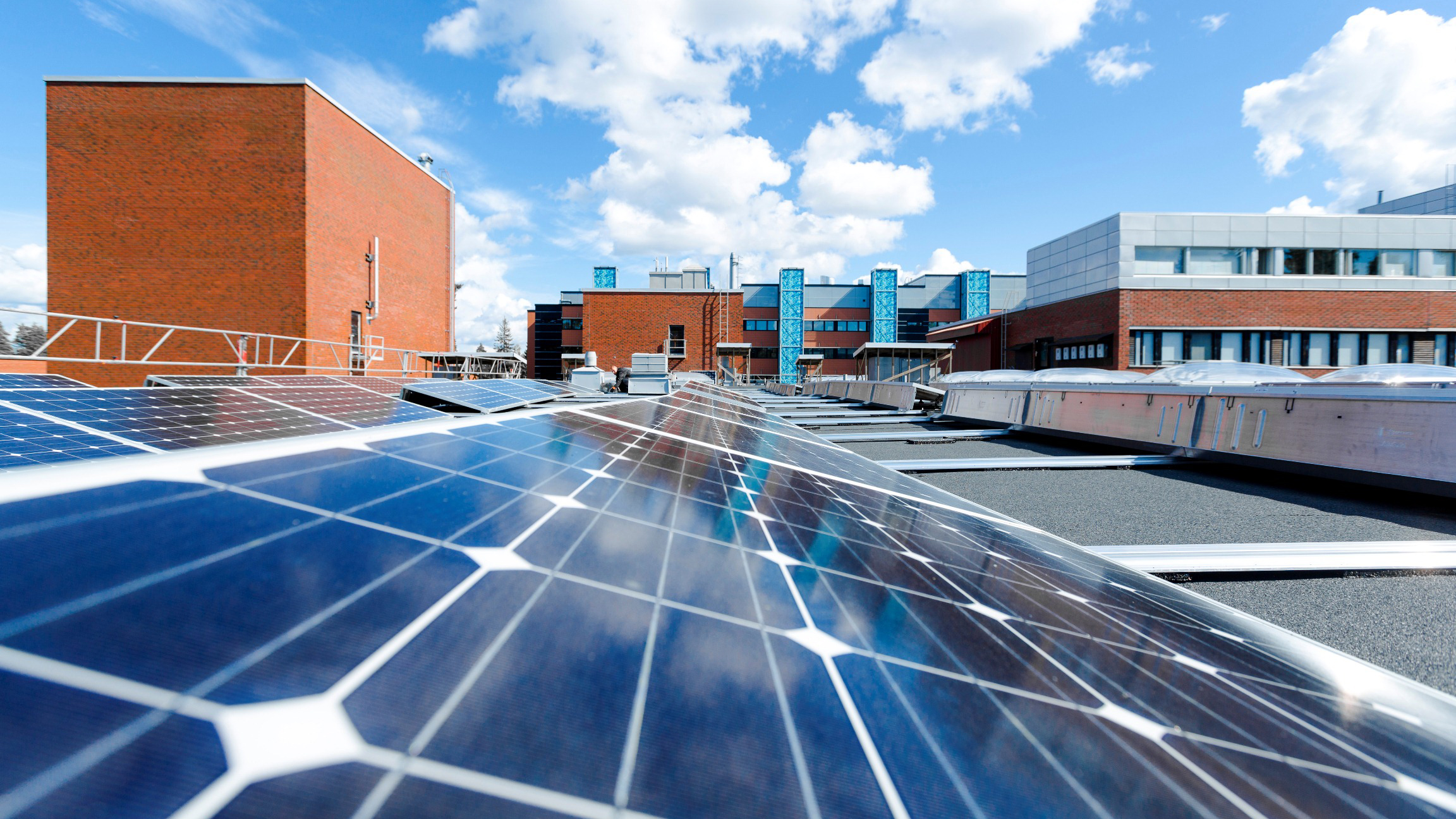 Aurinkopaneeleja LUT-yliopiston katolla