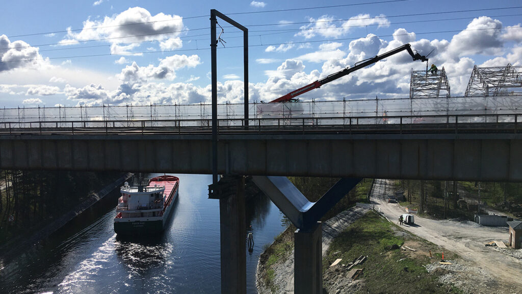 Laiva ajaa Saimaan kanavan rautatiesillan alitse.