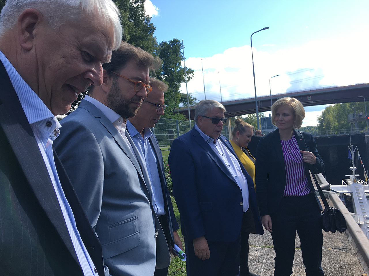 Kanavan vieressä seisovat Matti Viialainen, ministeri Timo Harakka, kansanedustaja Jukka Kopra, Antti Vehviläinen ja tuleva maakuntajohtaja Satu Sikanen.