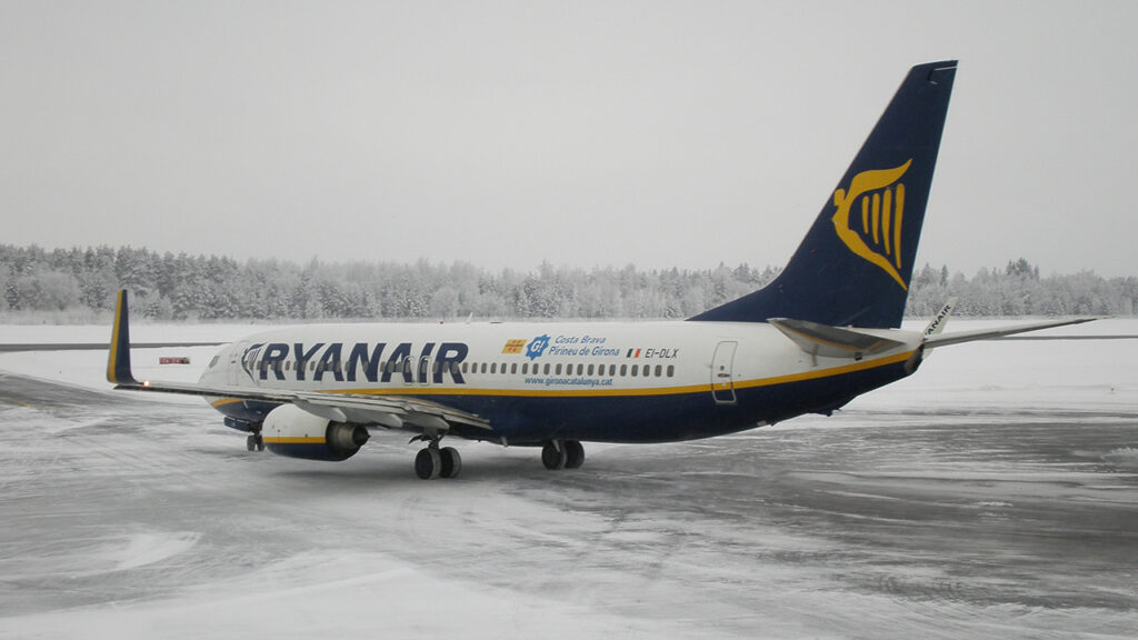 Ryanairin lentokone Lappeenrannan lentokentällä siirtymässä kiitoradalle. Talvikuva.