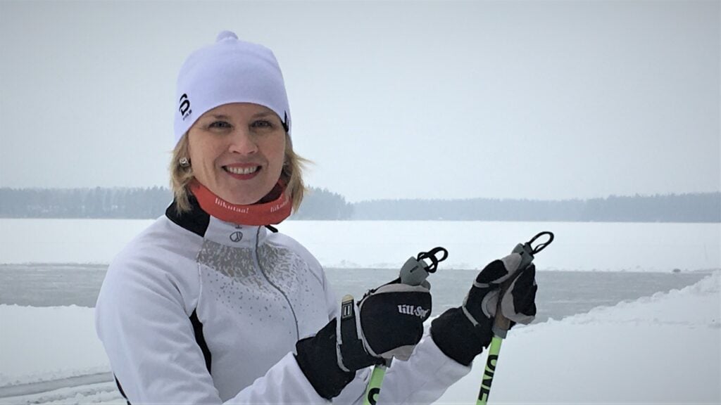 Satu Sikanen suksilla Saimaan jäällä.