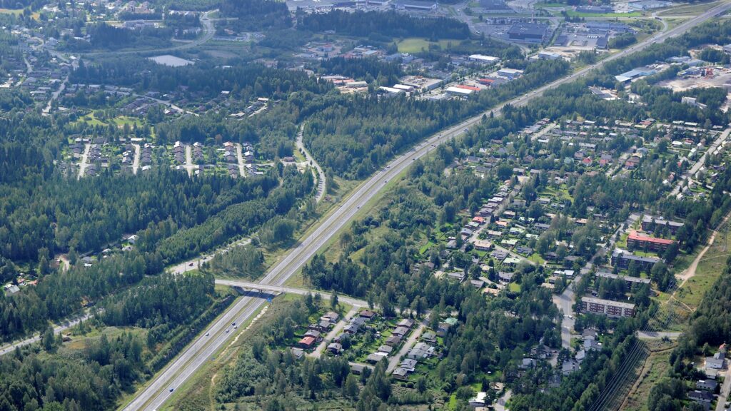 ilmakuva Lappeenrannasta valtatie 6 kohdalta. Kuvassa asutusta ja metsää tien varrella.