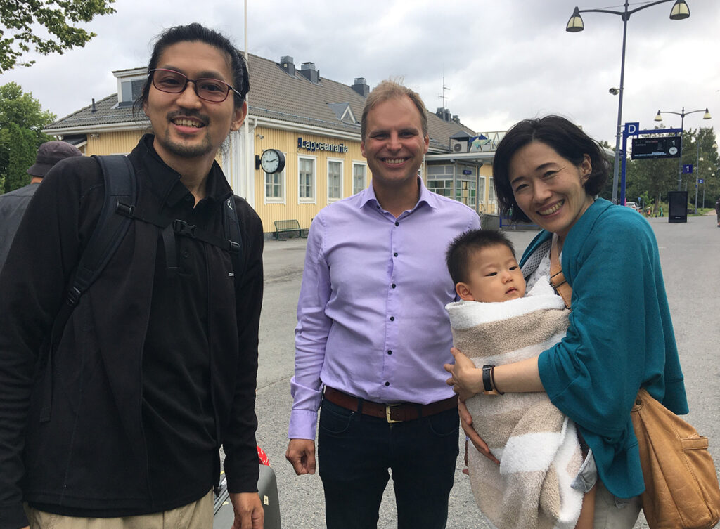 kuvassa Lappeenrannan juna-asemalla japanilainen Oonon perhe ja Jyri Lintunen