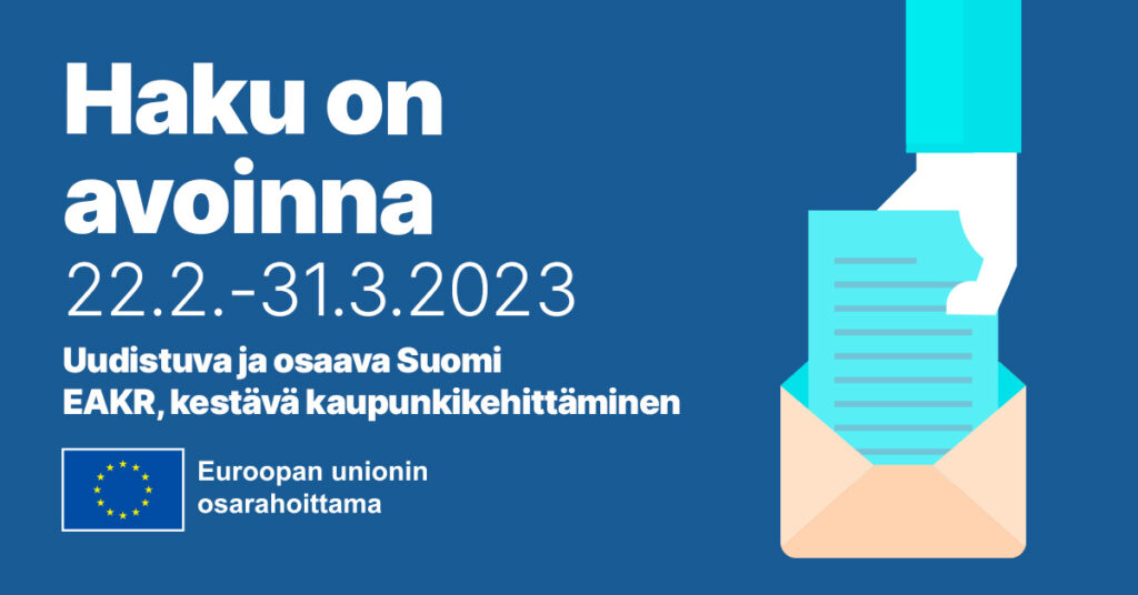 Sinisellä pohjalla piirretty kuva, jossa käsi laittaa kirjettä kuoreen. Kuvan vasemmalla puolella on tekstit "Haku on avoinna 22.2.-31.3.2023. Uudistuva ja osaava Suomi, EAKR, kestävä kaupunkikehittäminen". Alla on EU-lippu ja teksti "Euroopan unionin osarahoittama".