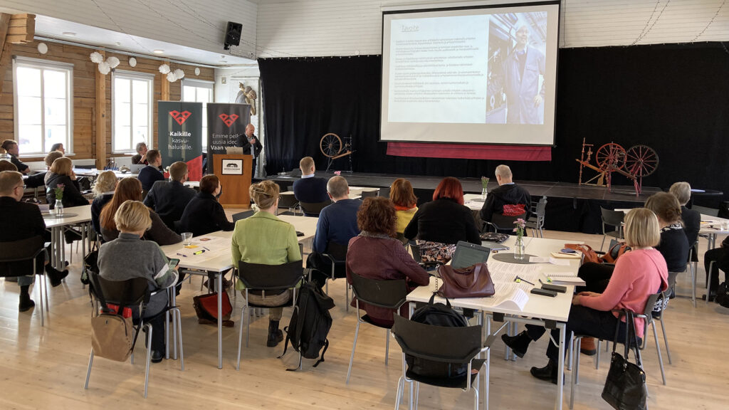 Ihmisiä istuu kuuntelemassa seminaaria Lappeenrannan Kehruuhuoneella.