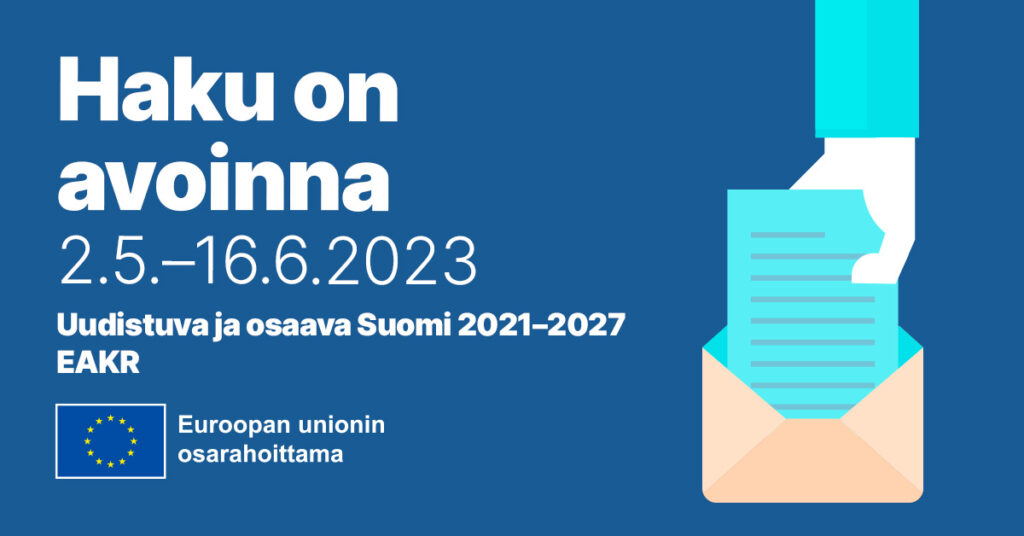 Sinisellä pohjalla piirretty kuva, jossa käsi laittaa kirjettä kuoreen. Kuvan vasemmalla puolella on tekstit "Haku on avoinna 24.4.-31.12.2023. Uudistuva ja osaava Suomi, Etelä-Karjalan liiton JTF-kehittämis- ja investointihankehaku. Alla on EU-lippu ja teksti "Euroopan unionin osarahoittama".
