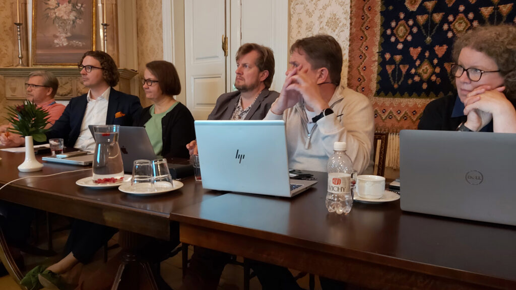 "Kulttuurileijonat" kuuntelevat ideoiden esittelyä.