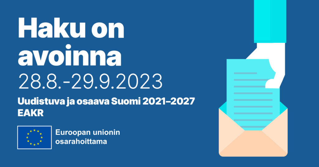 Sinisellä pohjalla piirretty kuva, jossa käsi laittaa kirjettä kuoreen. Kuvan vasemmalla puolella on tekstit "Haku on avoinna 28.8.-29.9.2023. Uudistuva ja osaava Suomi 2021-2027, EAKR. Alla on EU-lippu ja teksti "Euroopan unionin osarahoittama".