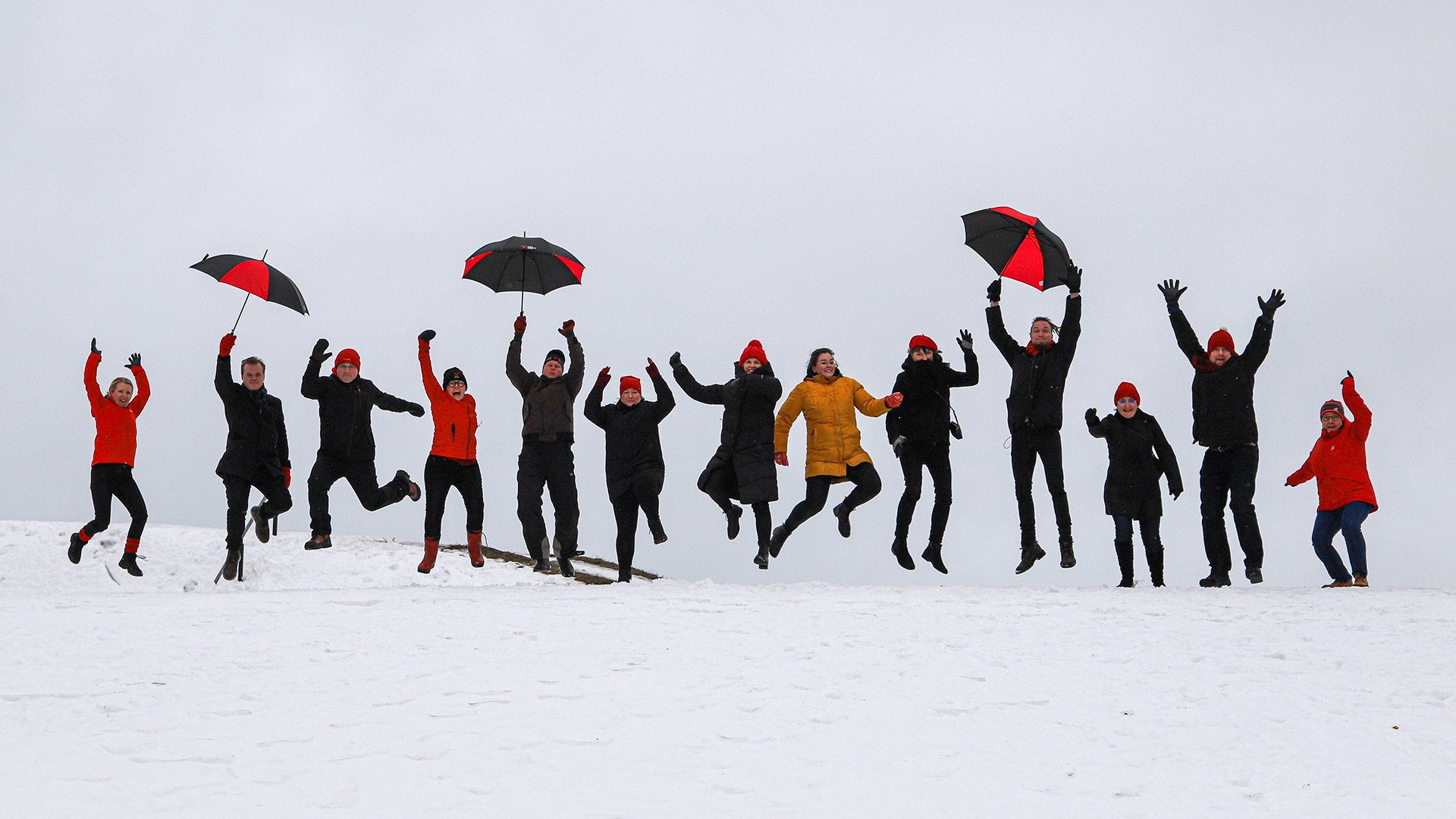 Etelä-Karjalan liiton henkilöstöä hyppimässä talvisessa maisemassa.