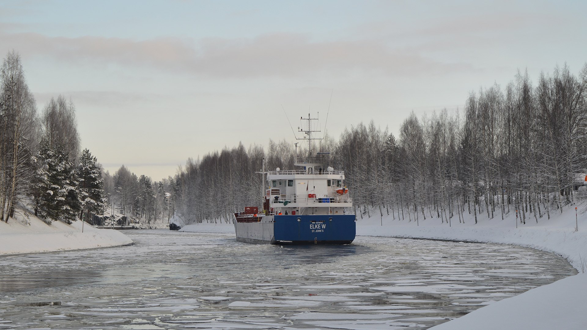 Rahtilaiva ajaa talvisessa Saimaan kanavassa.