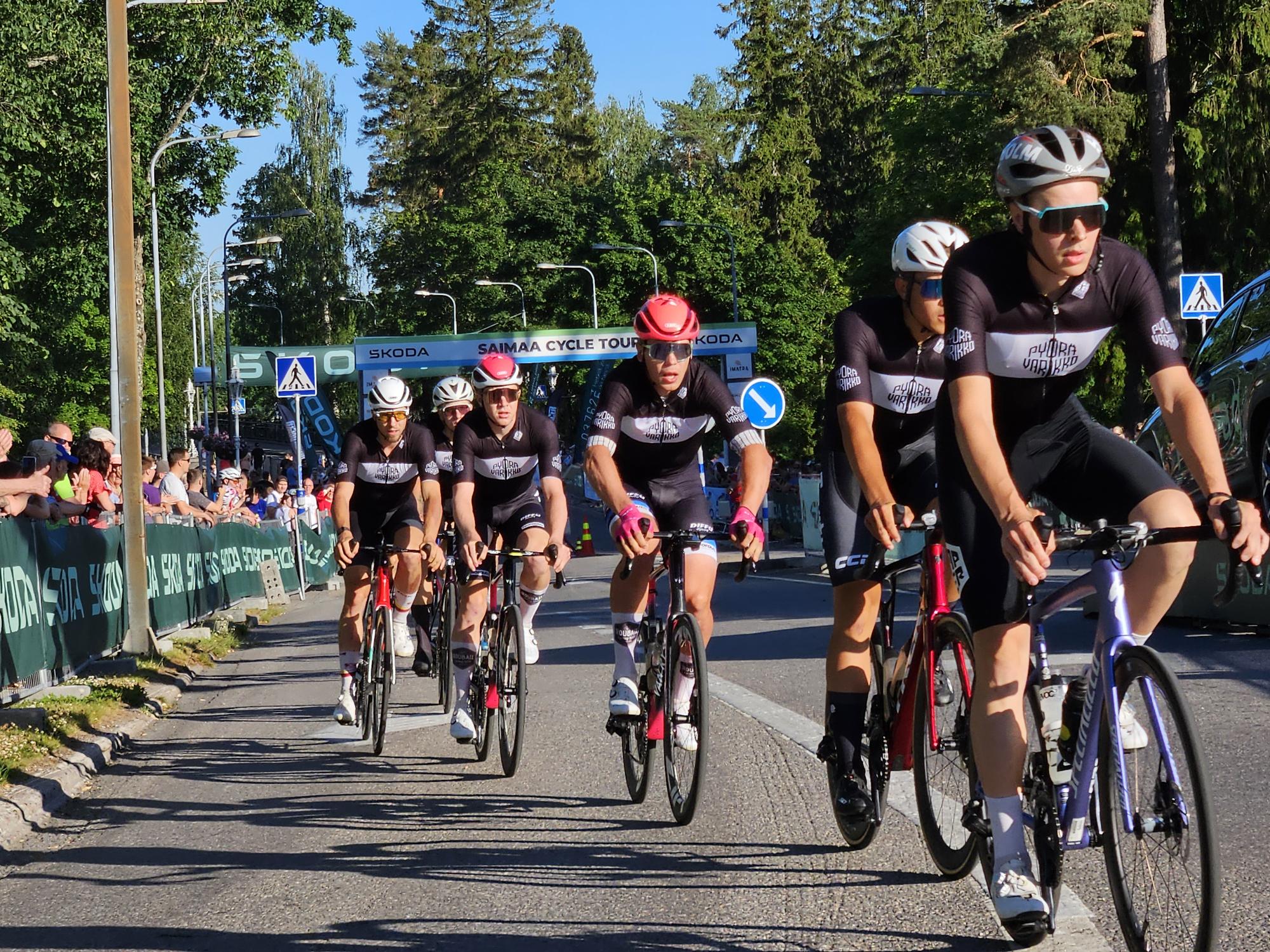 Pyöräilijäjoukue Imatran Saimaa Cycle Tourissa kesällä 2024.