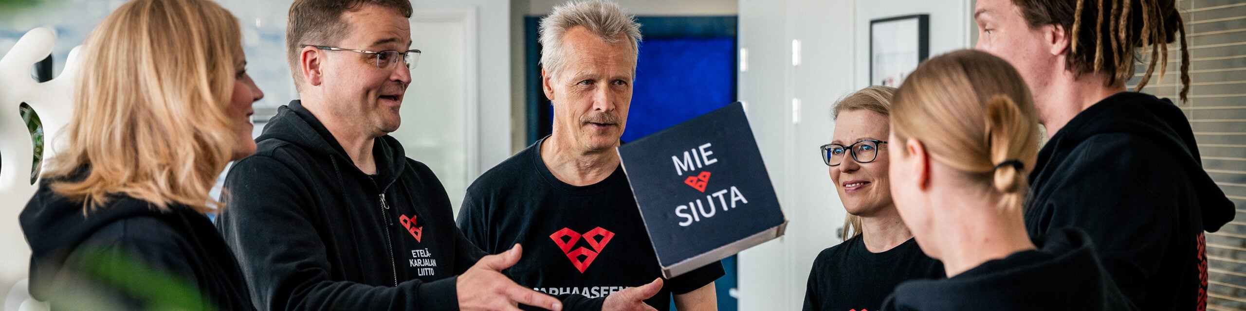 Etelä-Karjalan liiton henkilökuntaa heittää arvontalaatikkoa.