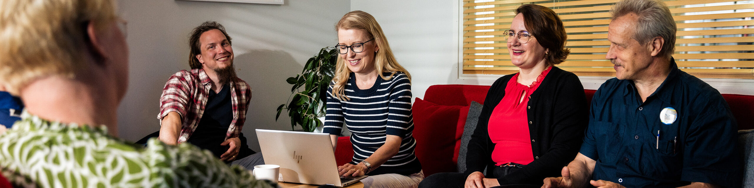 Etelä-Karjalan liiton henkilökuntaa istuu neuvottelutilan sohvaryhmässä.