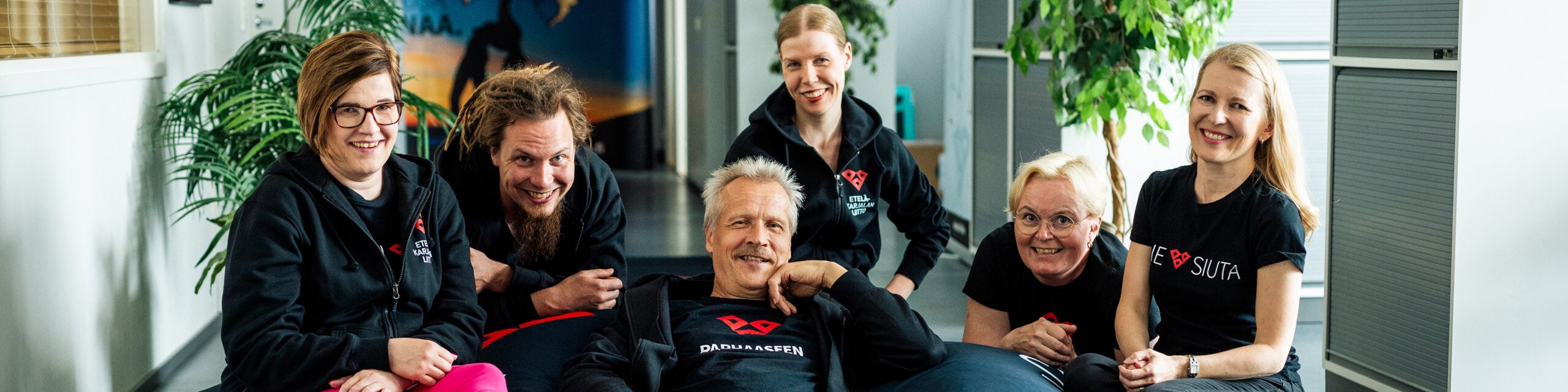 Etelä-Karjalan liiton henkilökuntaa käytävällä ryhmittäytyneinä säkkituolien ympärille.