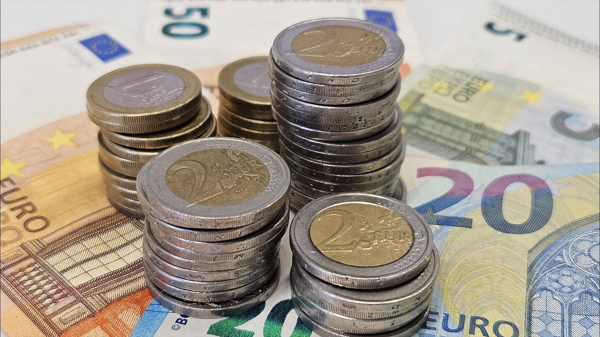 Kolikoita ja seteleitä pöydällä.