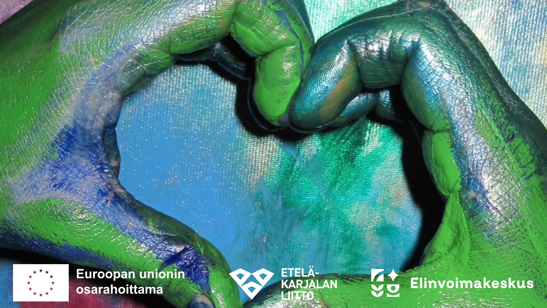 Sinivihreän sävyillä maalatut kädet sydämen muodossa. Alareunassa EU-lipputunnus, Etelä-Karjalan liiton logo sekä Kaakkois-Suomen elinvoimakeskuksen logo.