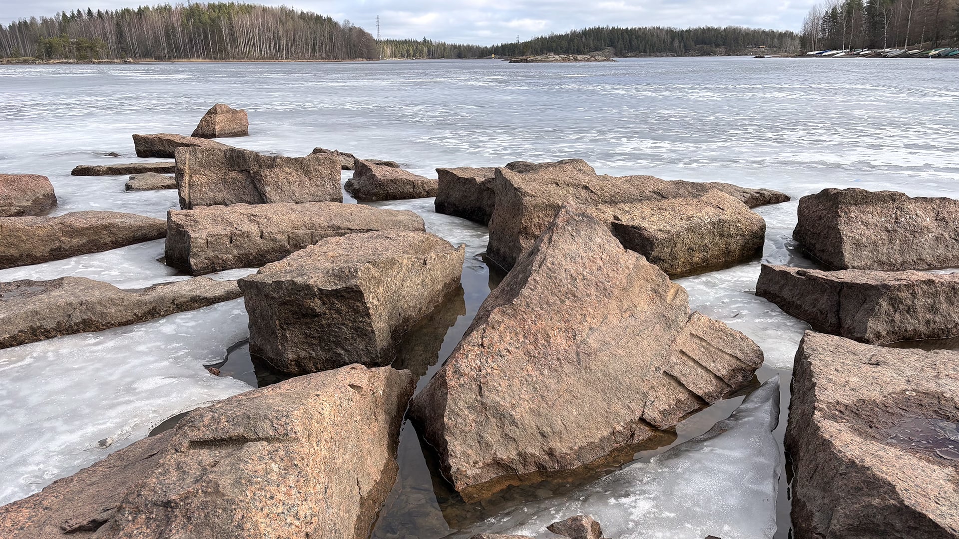 Salpalinjan kiviä Saimaan jäisellä rannalla.