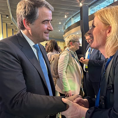 Komission varaapuheenjohtaja Raffaele Fitto ja Etelä-Karjalan maakuntajohtaja Satu Sikanen kättelevät.