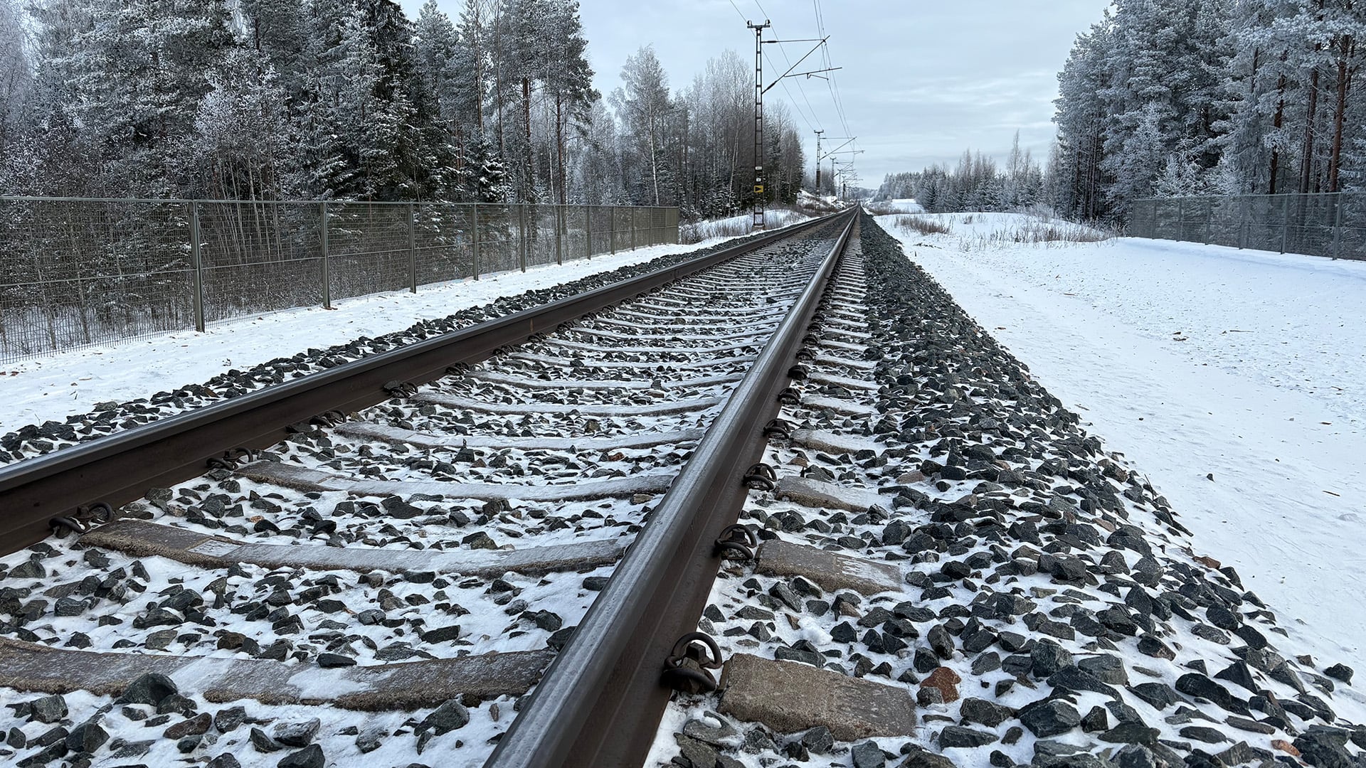 Junanraide talvisessa maisemassa.