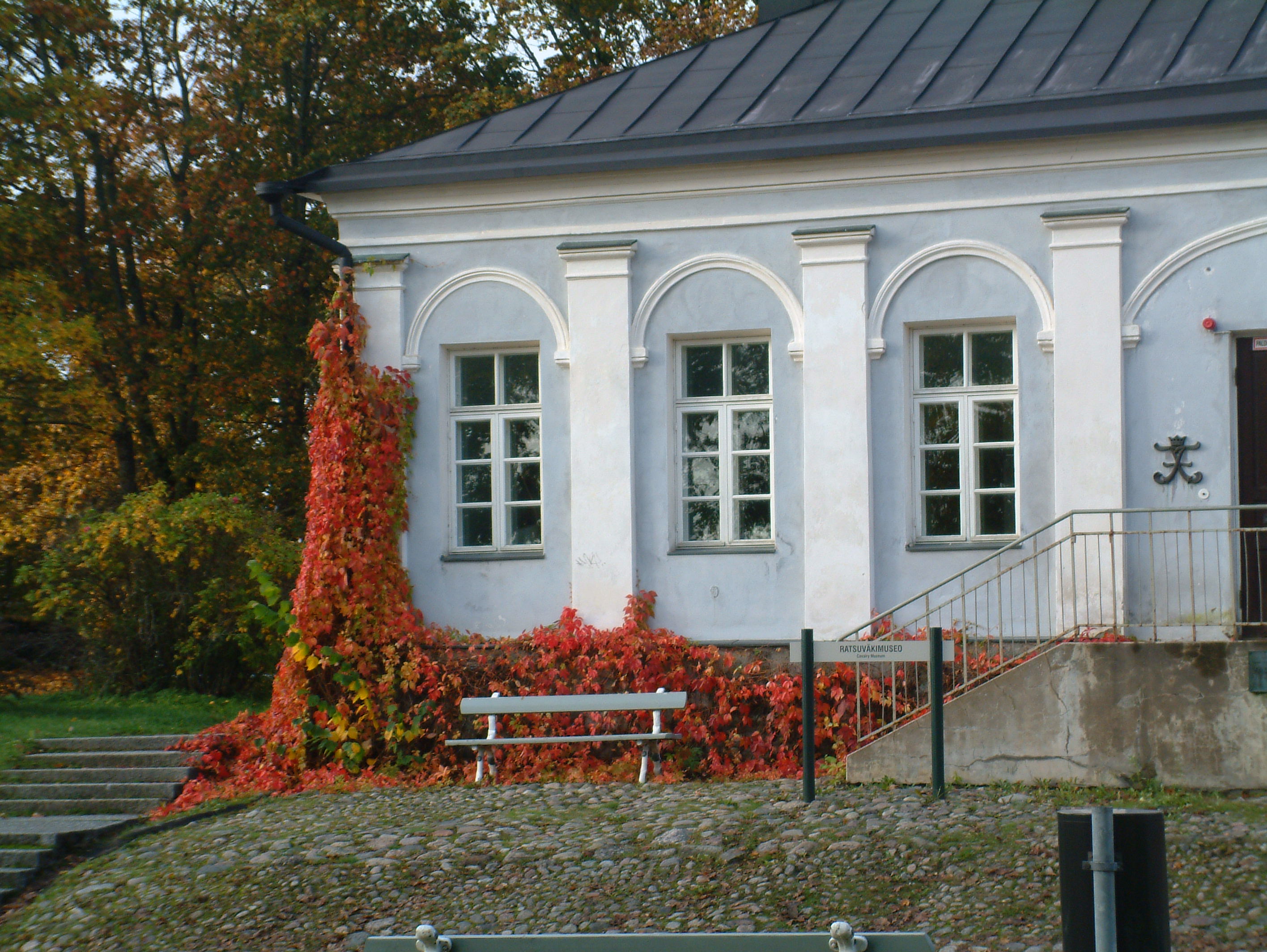Lappeenrannan Linnoituksen rakennus syksyisissä väreissä.